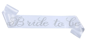 Detalle de la banda Bride to Be de satén blanco con letras de diamantes de imitación