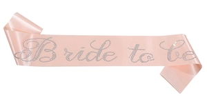 Primer plano de banda de satén rosa Bride To Be con letras de diamantes de imitación