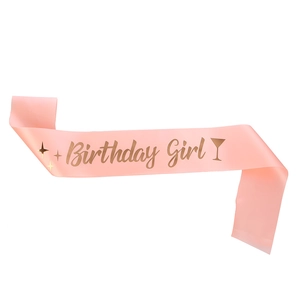 Écharpe Birthday Girl en satin rose avec lettrage doré et icônes de cocktail festif