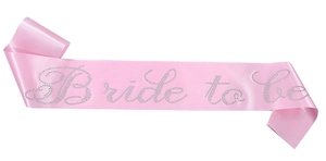 Detalle de la banda de satén rosa con letras Bride to Be de diamantes de imitación