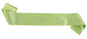 Detalle de banda Bride to be de satén verde claro con letras de diamantes brillantes