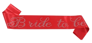 Detalle de banda de satén rojo con letras Bride to Be en pedrería plateada para bodas