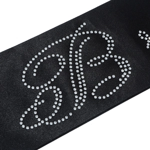 Elegante banda de satén negro con letras de pedrería plateada Bride to be para bodas