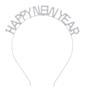 Détail d'un serre-tête argenté du Nouvel An avec lettrage HAPPY NEW YEAR en cristaux brillants