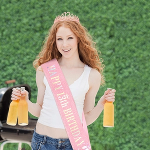 Détail de la couronne or rose et écharpe scintillante pour fête de 13e anniversaire
