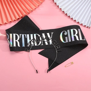 Détail de l'ensemble écharpe Birthday Girl et bandeau sur un fond rose festif