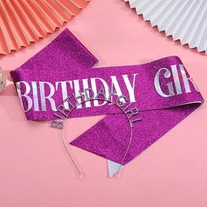 Détail de l'écharpe Birthday Girl à paillettes violettes et diadème assorti