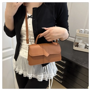 Braune strukturierte Baguette-Tasche aus Kunstleder als Umhängetasche in Lifestyle-Optik