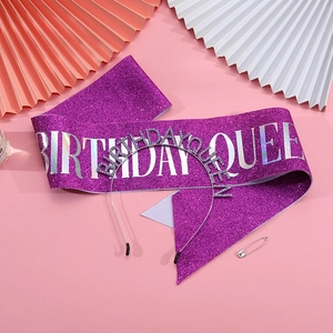 Détail d'écharpe violette brillante Birthday Queen et diadème de fête en strass