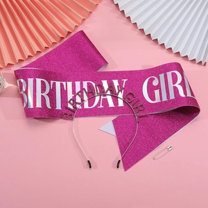 Vue à plat de l'écharpe pailletée rose Birthday Girl et du diadème en strass sur rose