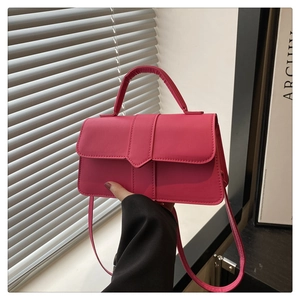 Detail der rosaroten matten PU-Leder Baguette-Tasche mit Klappverschluss und Zierschnalle