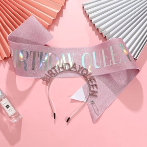 Rosa Glitzer Birthday Queen Schärpe und Strass Tiara Set mit Deko-Hintergrund