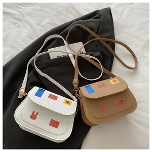 Détail de mini sacs à bandoulière en similicuir avec patchs de lapin et métal doré
