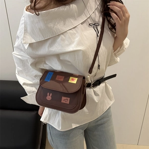 Petit sac bandoulière marron avec imprimé lapin et motifs géométriques colorés de style coréen