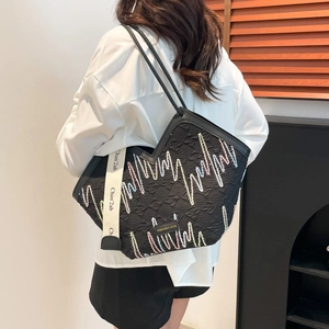 Grand sac cabas noir avec broderies ondulées colorées et bandoulière large stylée