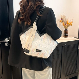 Sac fourre-tout matelassé blanc avec broderies colorées et large bandoulière décontractée