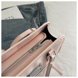 Detailansicht der rosa PU-Lederhandtasche mit Silber-Reißverschluss und Wellenrand