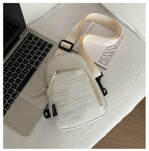 Détail d'un sac de poitrine en nylon gris clair avec fermeture éclair et sangle