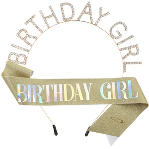 Λεπτομέρεια από χρυσή στέκα Birthday Girl με στρας και ασορτί γκλίτερ κορδέλα ώμου