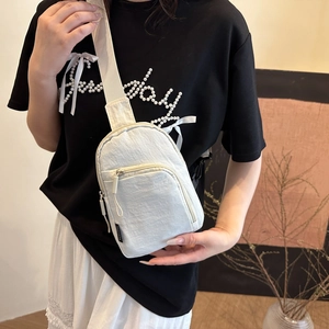 Sac de poitrine minimaliste en nylon beige pour femme avec sangle réglable et deux poches