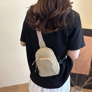 Sac à bandoulière chic en nylon beige avec sangle réglable et design contrasté