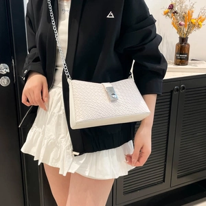 Sac bandoulière blanc à texture tressée avec fermoir argenté et bandoulière chaîne