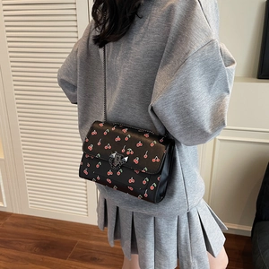 Sac bandoulière noir chic à imprimé cerises et bandoulière chaîne argentée