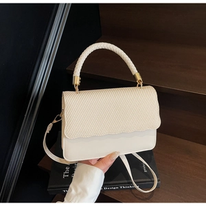 Sac sous le bras blanc crème avec texture tissée et bord ondulé style élégant
