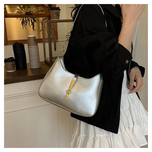Borsa a mezzaluna argento metallizzato con fibbia dorata portata a spalla
