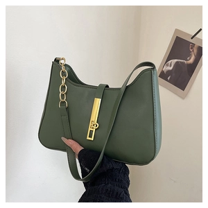 Dettaglio borsa a mezzaluna in pelle verde scuro con catena dorata e chiusura in metallo