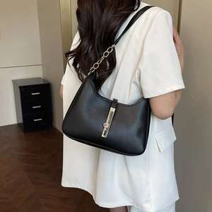 Borsa hobo minimalista nera in pelle con catena dorata e fibbia in metallo donna