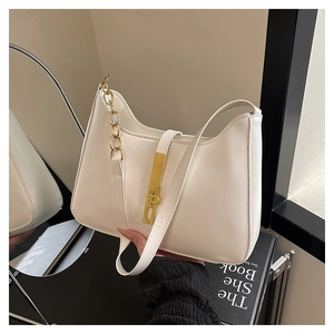 Détail du sac bandoulière en cuir blanc crème avec boucle métallique dorée élégante