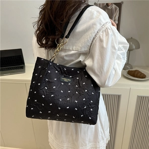 Sac fourre-tout noir plissé à motifs de nœuds blancs avec bandoulière à chaîne