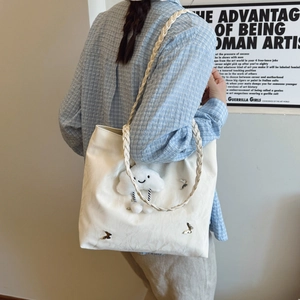 Borsa tote bianca con decorazione a farfalla, tracolla intrecciata e ciondolo nuvola