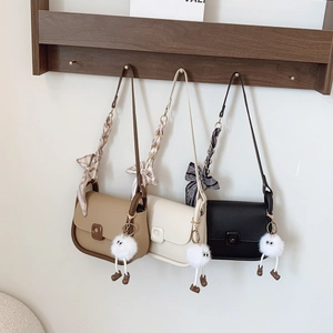 Sacs à bandoulière carrés avec bandoulière en soie et breloque en peluche en trois tons