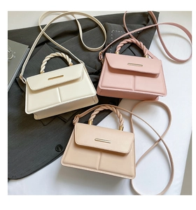 Détail des poignées tressées et finitions dorées sur sacs à main carrés en trois coloris