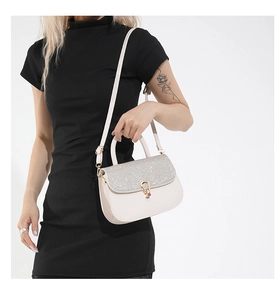 Sac à bandoulière beige chic avec panneau pailleté argenté et boucle mors dorée