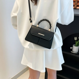 Sac bandoulière en similicuir noir avec poignée torsadée et détails dorés élégants