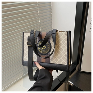 Detailansicht der Kontrast-Tasche mit geometrischem Muster und breitem Schultergurt