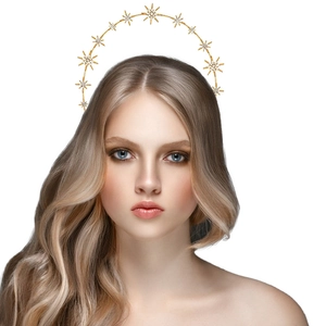 Serre-tête halo baroque doré avec motifs soleil et étoiles et strass étincelants