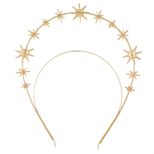 Détail macro du serre-tête halo doré à double rangée avec ornements en forme d'étoile