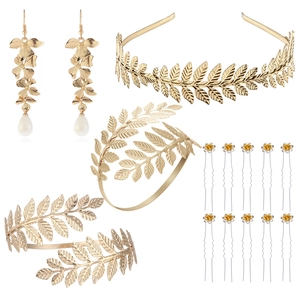Détail du bandeau feuille dorée, brassard, boucles d'oreilles perles et épingles à cheveux