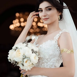 Détail d'un ensemble bijoux mariée avec brassard feuille dorée et boucles d'oreilles