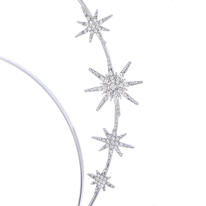Détail macro du serre-tête étoile argentée avec cristaux brillants pour mariée