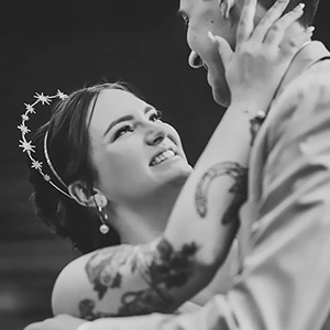 Détail d'un serre-tête halo double épaisseur orné d'étoiles pour la mariée