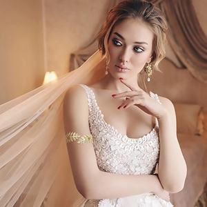 Bracelet de bras feuilles dorées élégant et boucles d'oreilles pour mariée