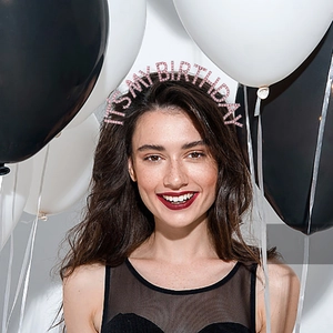 Rosa Strass IT'S MY BIRTHDAY Haarreif getragen von Model mit festlichen Partyballons
