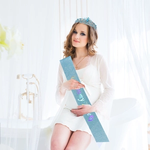 Schärpe Mommy To Be und Kristallkrone Set für Babypartys in Hellblau und Silberglanz