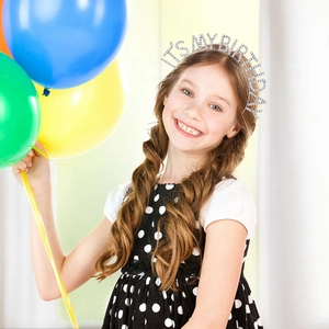 Detailansicht des silbernen Its My Birthday Strass-Haarreifs auf einer Kindergeburtstagsfeier