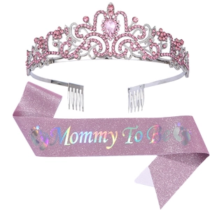 Detail der rosa Strass-Krone und Mommy To Be Glitzer-Schärpe für die Babyparty